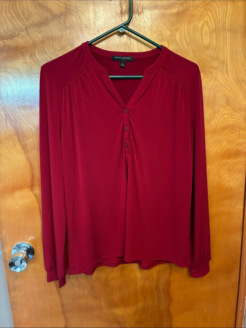 BANANA REPUBLIC. Burgundy Long Sleeve Henley Top. Size S. Has stretch Never worn